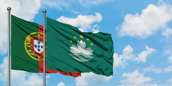 Bandera de Portugal y Macao ondeando en el viento contra el cielo azul nublado blanco juntos. Concepto diplomático, relaciones internacionales . — Foto de Stock