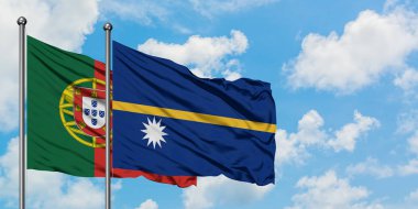Portekiz ve Nauru bayrağı birlikte beyaz bulutlu mavi gökyüzüne karşı rüzgarda sallayarak. Diplomasi kavramı, uluslararası ilişkiler.