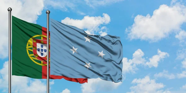 Portogallo e Micronesia sventolano insieme la bandiera contro il bianco cielo azzurro nuvoloso. Concetto di diplomazia, relazioni internazionali . — Foto Stock