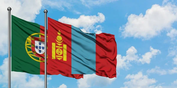 Португалия и Монголия вместе машут флагом на ветру против белого облачного голубого неба. Концепция дипломатии, международные отношения . — стоковое фото