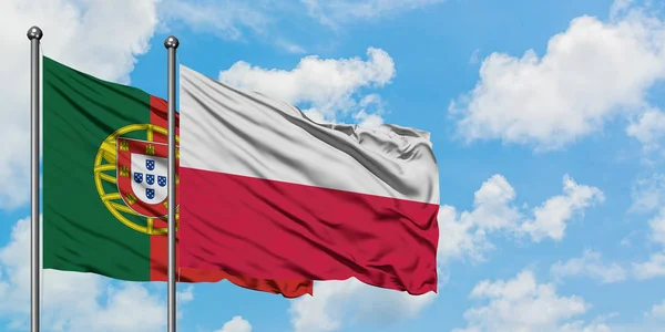 Portogallo e Polonia sventolano insieme la bandiera contro il bianco cielo blu nuvoloso. Concetto di diplomazia, relazioni internazionali . — Foto Stock