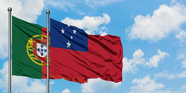 Bandera de Portugal y Samoa ondeando en el viento contra el cielo azul nublado blanco juntos. Concepto diplomático, relaciones internacionales . — Foto de Stock