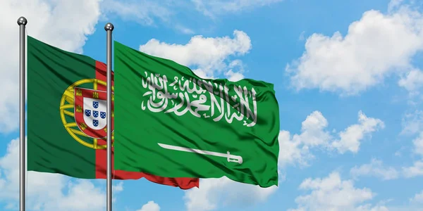 Bandera de Portugal y Arabia Saudita ondeando en el viento contra el cielo azul nublado blanco juntos. Concepto diplomático, relaciones internacionales . — Foto de Stock