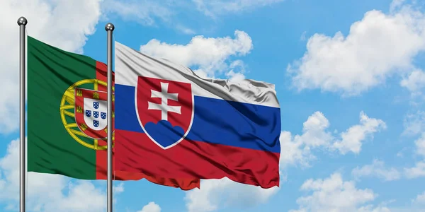 Drapeau du Portugal et de la Slovaquie agitant dans le vent contre ciel bleu nuageux blanc ensemble. Concept de diplomatie, relations internationales . — Photo