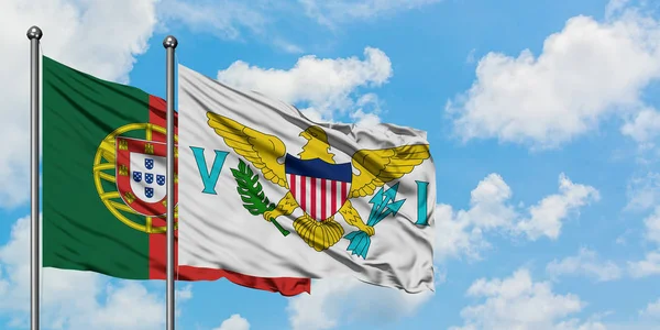 Portekiz ve Amerika Birleşik Devletleri Virgin Adaları bayrağı birlikte beyaz bulutlu mavi gökyüzüne karşı rüzgarsal sallayarak. Diplomasi kavramı, uluslararası ilişkiler. — Stok fotoğraf