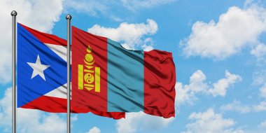 Porto Riko ve Moğolistan bayrağı birlikte beyaz bulutlu mavi gökyüzüne karşı rüzgarda sallayarak. Diplomasi kavramı, uluslararası ilişkiler.