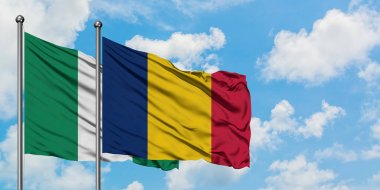 Nijerya ve Çad bayrağı birlikte beyaz bulutlu mavi gökyüzüne karşı rüzgarda sallayarak. Diplomasi kavramı, uluslararası ilişkiler.