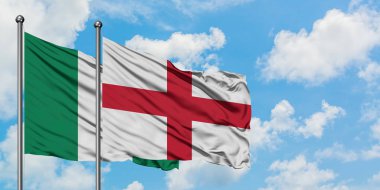 Nijerya ve İngiltere bayrağı birlikte beyaz bulutlu mavi gökyüzüne karşı rüzgarda sallayarak. Diplomasi kavramı, uluslararası ilişkiler.