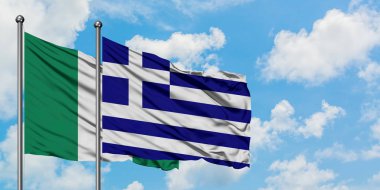 Nijerya ve Yunanistan bayrağı birlikte beyaz bulutlu mavi gökyüzüne karşı rüzgarsal sallayarak. Diplomasi kavramı, uluslararası ilişkiler.
