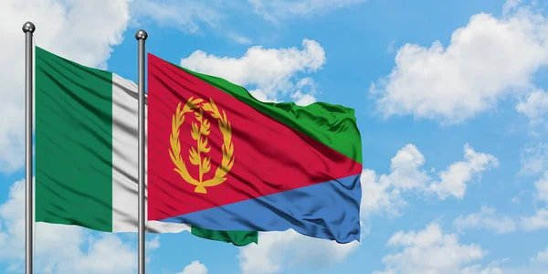 Bandera de Nigeria y Eritrea ondeando en el viento contra el cielo azul nublado blanco juntos. Concepto diplomático, relaciones internacionales . — Foto de Stock