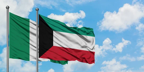 Nigéria és Kuvait zászló integetett a szél ellen, fehér felhős kék ég együtt. Diplomáciai koncepció, nemzetközi kapcsolatok. — Stock Fotó
