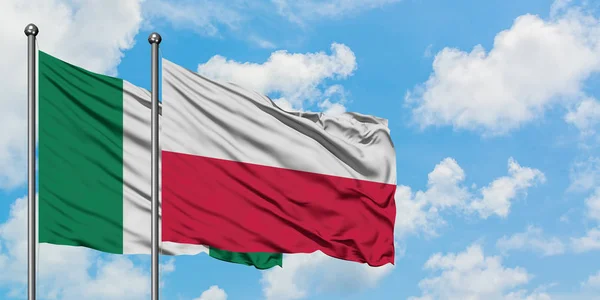 Bandera de Nigeria y Polonia ondeando en el viento contra el cielo azul nublado blanco juntos. Concepto diplomático, relaciones internacionales . — Foto de Stock