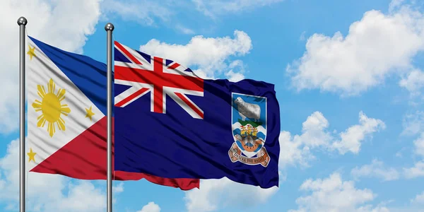Fülöp-szigetek és a Falkland-szigeteki zászló integetett a szél ellen, fehér felhős kék ég együtt. Diplomáciai koncepció, nemzetközi kapcsolatok. — Stock Fotó