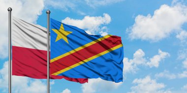 Polonya ve Kongo bayrağı birlikte beyaz bulutlu mavi gökyüzüne karşı rüzgarda sallayarak. Diplomasi kavramı, uluslararası ilişkiler.