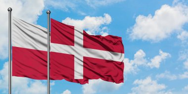 Polonya ve Danimarka bayrağı birlikte beyaz bulutlu mavi gökyüzüne karşı rüzgarda sallayarak. Diplomasi kavramı, uluslararası ilişkiler.