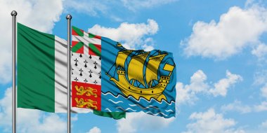 Nijerya ve Saint Pierre ve Miquelon bayrağı birlikte beyaz bulutlu mavi gökyüzüne karşı rüzgarda sallayarak. Diplomasi kavramı, uluslararası ilişkiler.