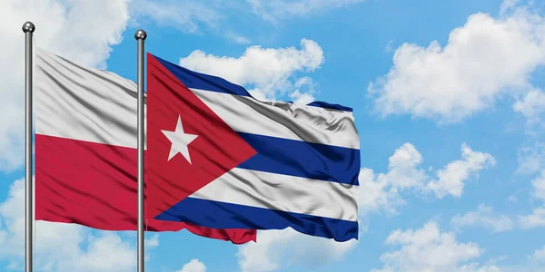 Bandera de Polonia y Cuba ondeando en el viento contra el cielo azul nublado blanco juntos. Concepto diplomático, relaciones internacionales . — Foto de Stock