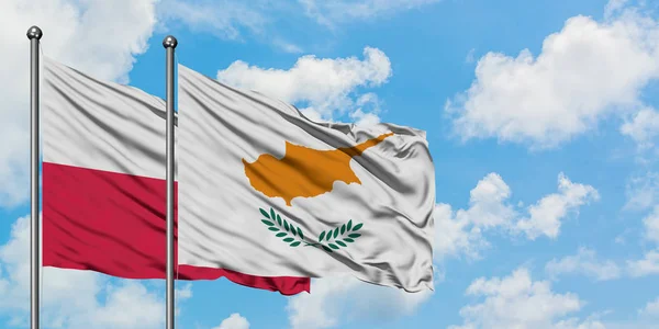 Польща і Кіпр прапор розмахуючи в вітру проти білого хмарного синього неба разом. Концепція дипломатії, міжнародні відносини. — стокове фото