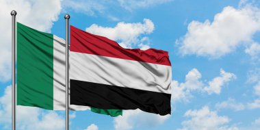 Nijerya ve Yemen bayrağı birlikte beyaz bulutlu mavi gökyüzüne karşı rüzgarsal sallayarak. Diplomasi kavramı, uluslararası ilişkiler.