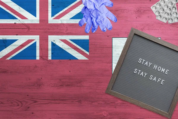 Bermudan Lippu Tausta Puupöydällä Stay Home Kirjoittaminen Aluksella Leikkaus Käsineet — kuvapankkivalokuva
