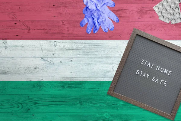 Unkari Lippu Tausta Puupöydällä Stay Home Kirjoittaminen Aluksella Leikkaus Käsineet — kuvapankkivalokuva