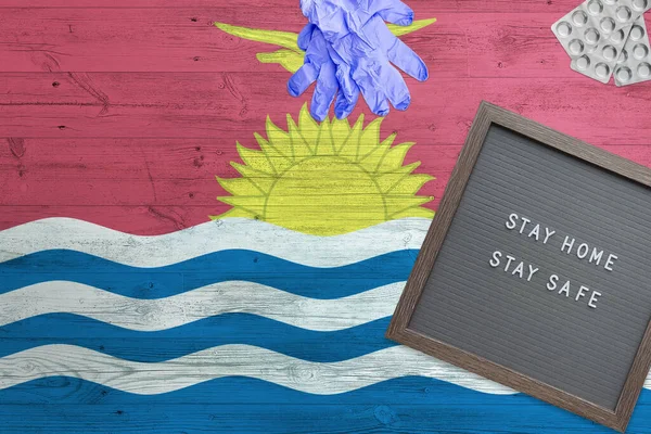 Kiribati Vlag Achtergrond Houten Tafel Stay Home Schrijfbord Chirurgische Handschoenen — Stockfoto