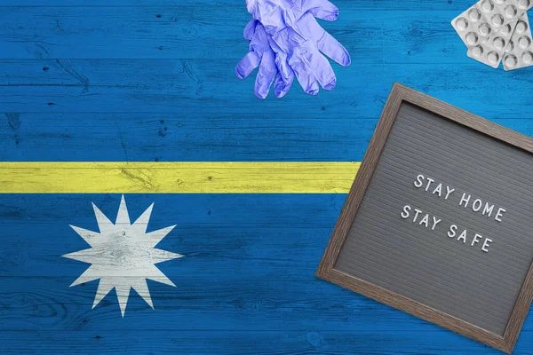 Nauru Vlag Achtergrond Houten Tafel Stay Home Schrijfbord Chirurgische Handschoenen — Stockfoto
