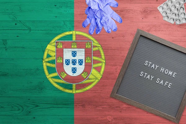 Πορτογαλία Σημαία Φόντο Ξύλινο Τραπέζι Μείνετε Σπίτι Γραπτώς Συμβούλιο Γάντια — Φωτογραφία Αρχείου