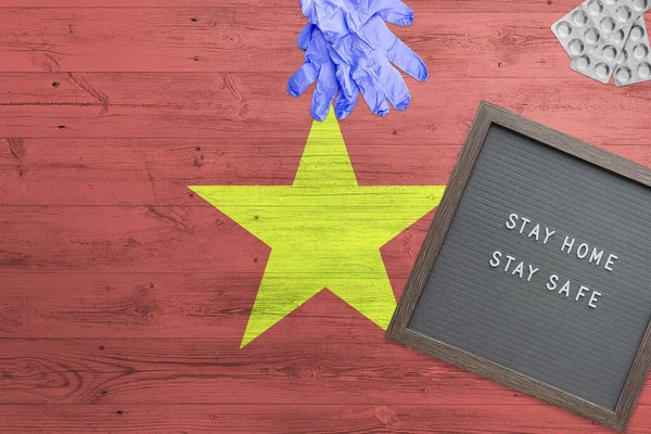 Vietnam Vlag Achtergrond Houten Tafel Stay Home Schrijfbord Chirurgische Handschoenen — Stockfoto