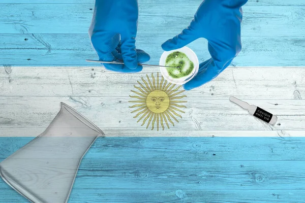Bandera Argentina Mesa Laboratorio Tecnólogo Médico Que Sostiene Kit Recolección — Foto de Stock