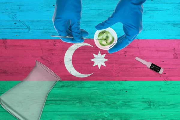 Bandera Azerbaiyán Mesa Laboratorio Tecnólogo Médico Que Sostiene Kit Recolección — Foto de Stock