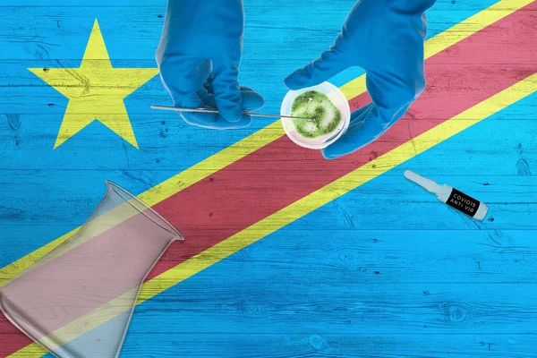 Bandera Del Congo Mesa Laboratorio Tecnólogo Médico Que Sostiene Kit — Foto de Stock