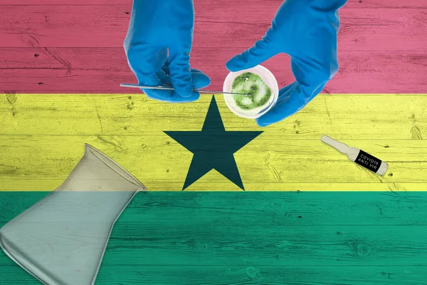 Bandera Ghana Mesa Laboratorio Tecnólogo Médico Que Sostiene Kit Recolección — Foto de Stock