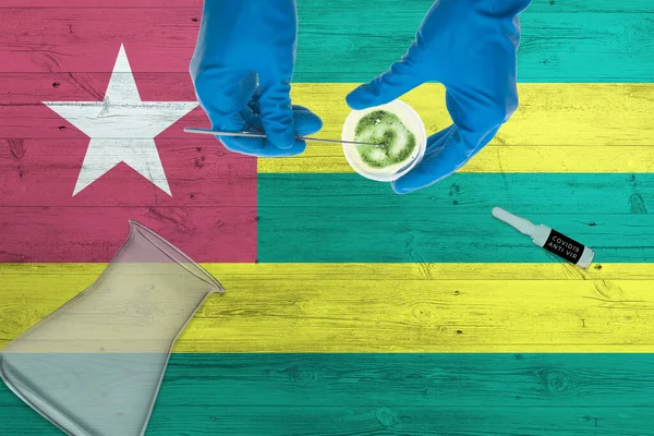 Bandera Togo Mesa Laboratorio Tecnólogo Médico Que Sostiene Kit Recolección — Foto de Stock