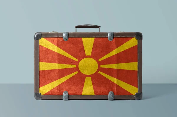 Makedonya Ulusal Konseptli Eski Deri Bavulun Üzerinde Bayrak Salladı Kopya — Stok fotoğraf