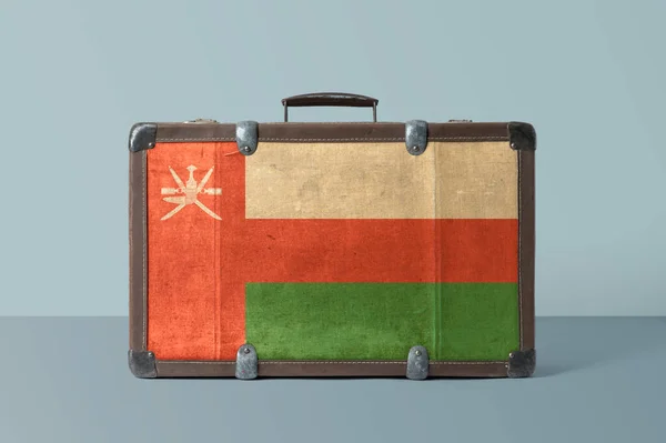 Ománská Vlajka Starém Koženém Kufříku Národní Koncepcí Retro Hnědé Zavazadlo — Stock fotografie