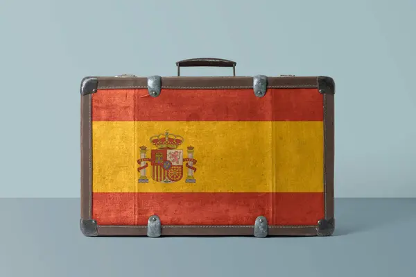 西班牙国旗的老式皮革行李箱与国家的概念 带复件空白处的复古棕色行李 — 图库照片