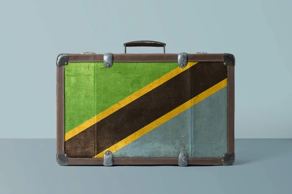 Tanzánská Vlajka Starém Koženém Kufříku Národní Koncepcí Retro Hnědé Zavazadlo — Stock fotografie