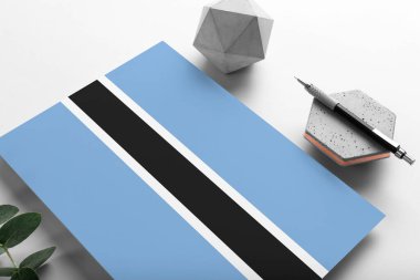 Minimalist kağıt üzerinde Botswana bayrağı. Taşın üzerinde zarif bir kalemle ulusal davetiye mektubu. İletişim konsepti.