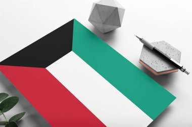 Minimalist kağıt üzerine Kuveyt bayrağı. Taşın üzerinde zarif bir kalemle ulusal davetiye mektubu. İletişim konsepti.