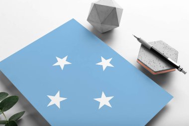 Minimalist kağıt üzerinde mikronezya bayrağı. Taşın üzerinde zarif bir kalemle ulusal davetiye mektubu. İletişim konsepti.