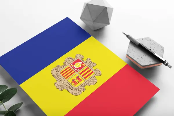 Andorra Flagg Minimalistisk Papirbakgrunn Nasjonalt Invitasjonsbrev Med Stilig Penn Stein – stockfoto