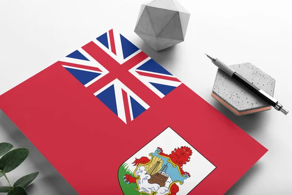 百慕大国旗以简约的纸张为背景 国家邀请信 用时髦的钢笔在石头上 传播概念 — 图库照片