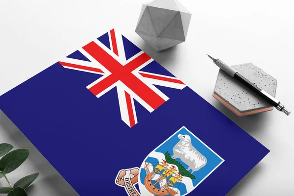 Falklandsøyene Har Flagg Minimalistisk Papirbakgrunn Nasjonalt Invitasjonsbrev Med Stilig Penn – stockfoto