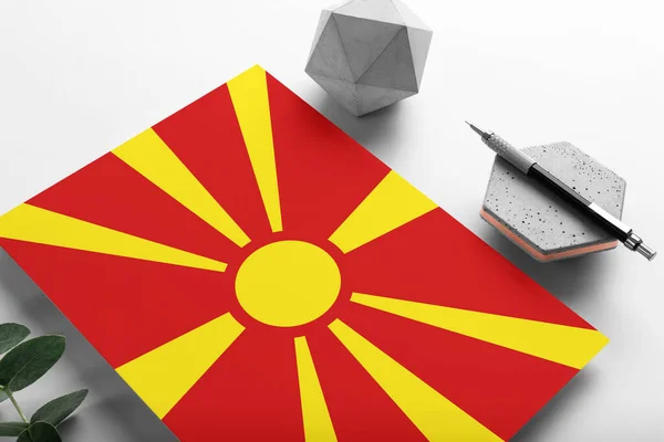 マケドニアはミニマルな紙の背景にフラグ 石の上にスタイリッシュなペンで全国招待状 コミュニケーションの概念 — ストック写真