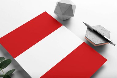 Minimalist kağıt üzerine Peru bayrağı. Taşın üzerinde zarif bir kalemle ulusal davetiye mektubu. İletişim konsepti.