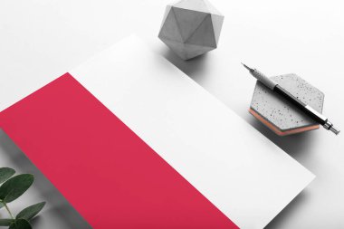Minimalist kağıt üzerinde Polonya bayrağı. Taşın üzerinde zarif bir kalemle ulusal davetiye mektubu. İletişim konsepti.