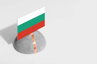 Yuvarlak taşın üzerinde Bulgaristan bayrağı var. Beyaz izole edilmiş arka plan. Yan görünüm asgari ulusal kavram.