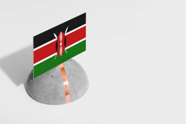 Yuvarlak taşın üzerinde Kenya bayrağı var. Beyaz izole edilmiş arka plan. Yan görünüm asgari ulusal kavram.