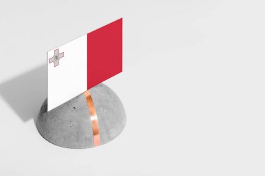 Yuvarlak taşın üzerinde Malta bayrağı var. Beyaz izole edilmiş arka plan. Yan görünüm asgari ulusal kavram.